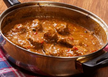 Neįtikėtinas triukas guliašui: pamiršk miltus ir grietinę – šis priedas akimirksniu sutirštins ir sustiprins skonį