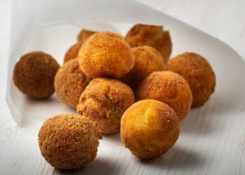 Neįtikėtinas triukas: minkštutėliai varškės spurgos per kelias minutes – skanėsite vėl ir vėl