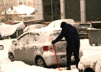 Neįtikėtinas triukas: vairuotojai atrado, kaip nuvalyti sniegą nuo automobilio vos per 5 min