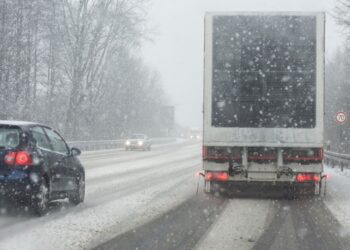 Nematomas žudikas keliuose: nuo sunkvežimių stogų slystantis ledas virsta mirtinomis kliūtimis