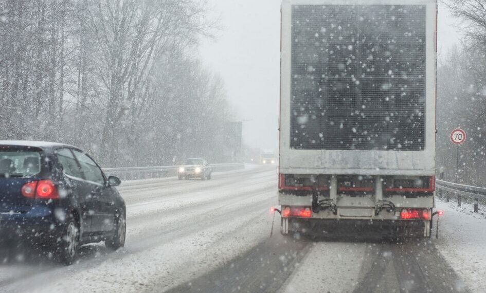 Nematomas žudikas keliuose: nuo sunkvežimių stogų slystantis ledas virsta mirtinomis kliūtimis