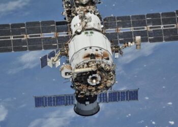 Nenumatyta drama kosmose: NASA pirmąkart istorijoje skubiai evakuoja astronautą iš orbitos