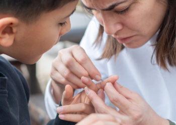 Netikėtas pavojus po oda – gydytojai ragina kitaip spręsti skaudžią rakšties problemą