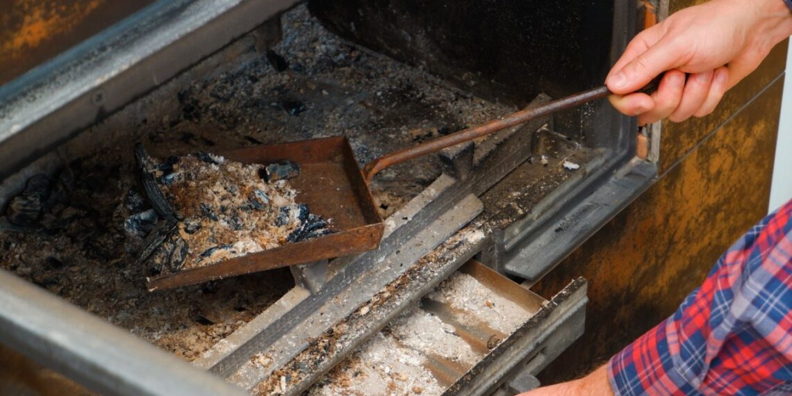 Niekas apie tai nekalba: kur iš tikrųjų mesti židinio pečiaus pelenus, kad nebaustų?