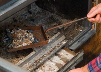 Niekas apie tai nekalba: kur iš tikrųjų mesti židinio pečiaus pelenus, kad nebaustų?