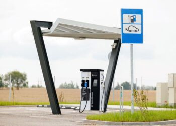 Nuo 2026 m. vairuotojų laukia perversmas: kaip keisis elektromobilių įkrovimas prie greitkelių?