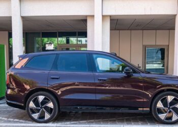 Nuo 2027 smūgis automobilių rinkai: populiarus sprendimas staiga uždraudžiamas dėl saugumo