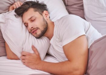 Nustebsite sužinoję: ką apie jūsų sveikatą iš tiesų išduoda kalbėjimas per miegus