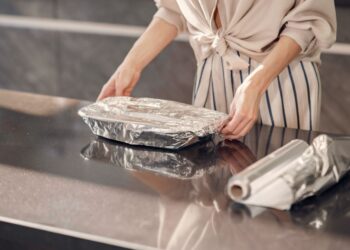 Nustokite kepti šiuos patiekalus su folija: gydytojai įspėja apie pavojų sveikatai