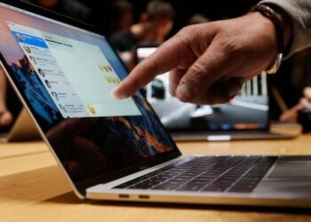 Paaiškėjo data: štai kada pasirodys pirmieji „Apple“ nešiojamieji kompiuteriai su liečiamu ekranu