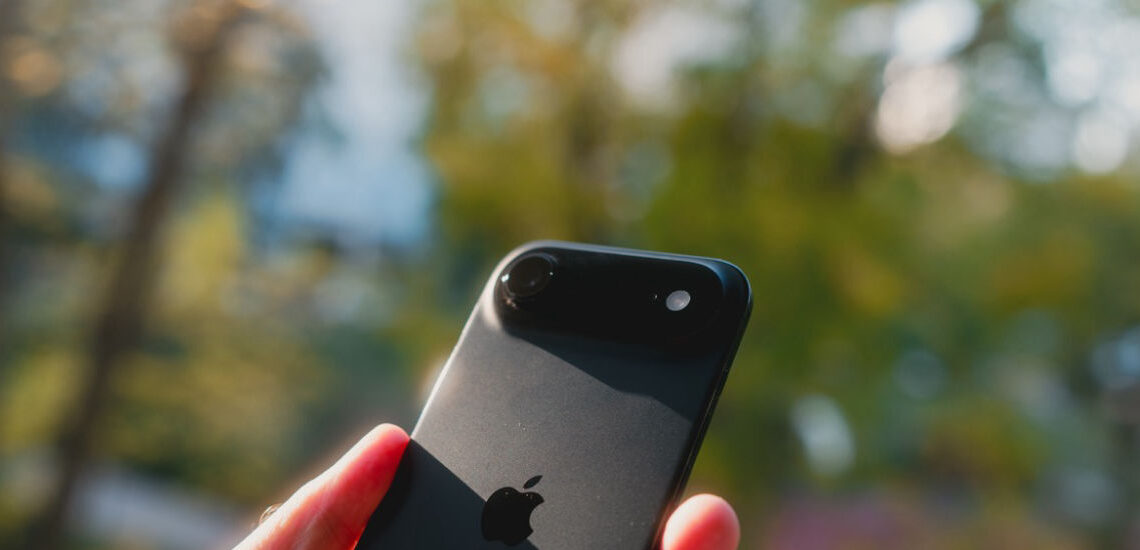 Pabaiga metų šokiruoja: šis išmanusis telefonas sutrypė visus konkurentus, pardavimai sprogo