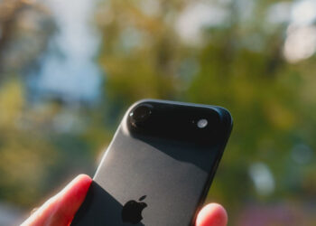 Pabaiga metų šokiruoja: šis išmanusis telefonas sutrypė visus konkurentus, pardavimai sprogo