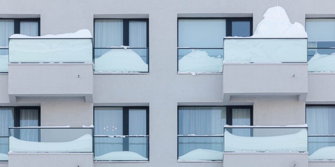 Palieki sniegą ant balkono ar šveiti per turėklą? Vienas kvailas sprendimas kainuos 500 €