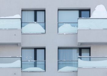 Palieki sniegą ant balkono ar šveiti per turėklą? Vienas kvailas sprendimas kainuos 500 €