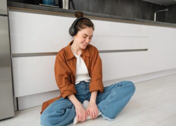 Pamėginkite ne tik kėdę: gydytojai atskleidė, kokia sėdėjimo poza daro stebuklus jūsų kūnui