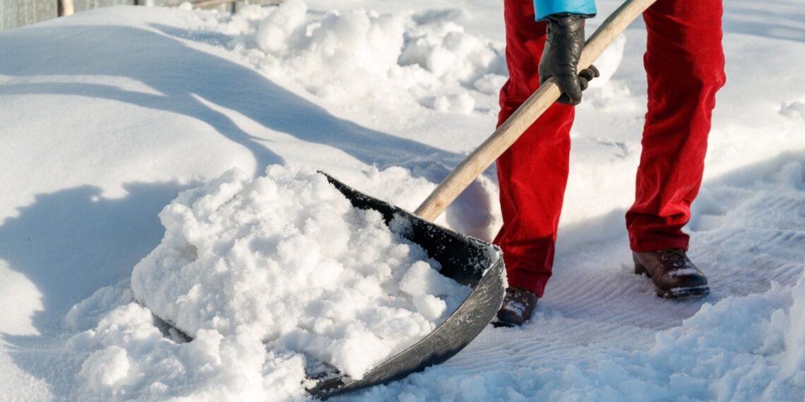 Pamiršk druską: ši priemonė akimirksniu tirpdo ledą ir gelbsti važiuojant per speigus