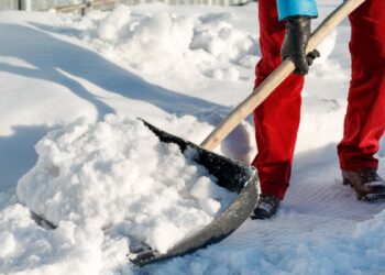 Pamiršk druską: ši priemonė akimirksniu tirpdo ledą ir gelbsti važiuojant per speigus