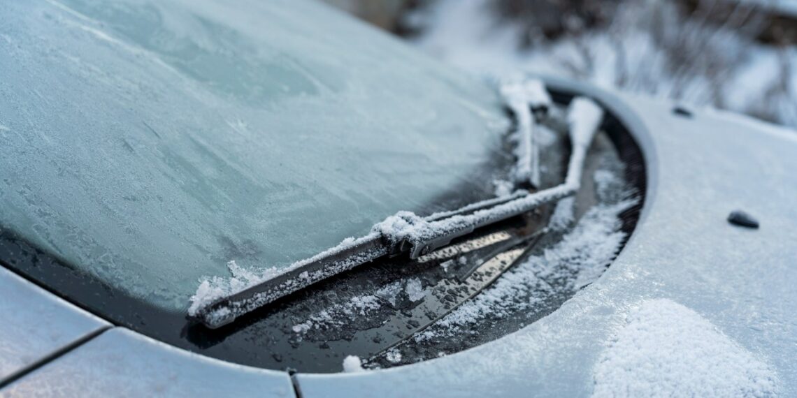 Pamirškė ledą ant automobilio langų: pigus ir saugus langų atitirpiklis iš 2 ingredientų namuose