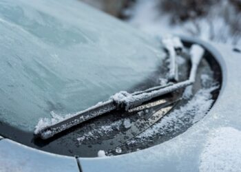 Pamirškė ledą ant automobilio langų: pigus ir saugus langų atitirpiklis iš 2 ingredientų namuose
