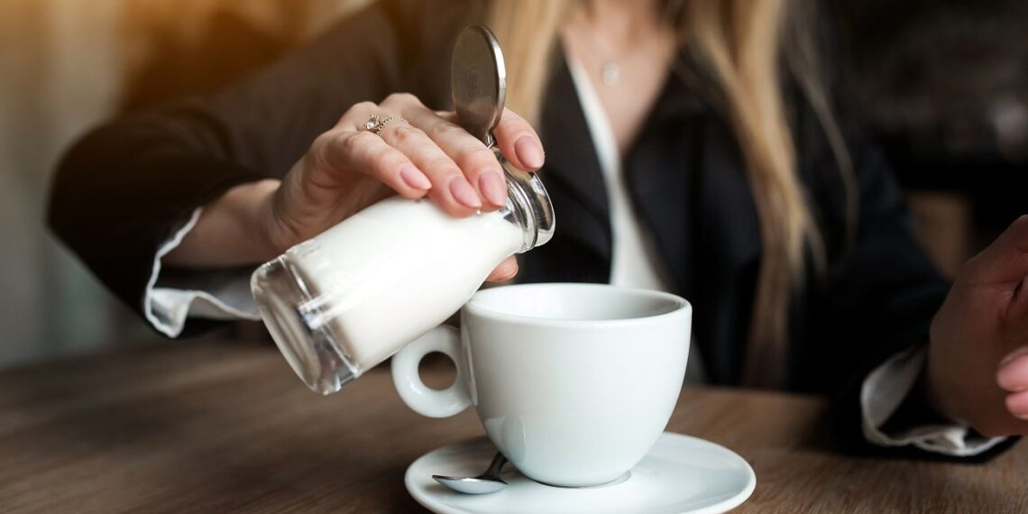 Pamirškite karvės pieną: 3 stebuklingi pienai, kurie pavers jūsų kavą tobula ir sveikesne