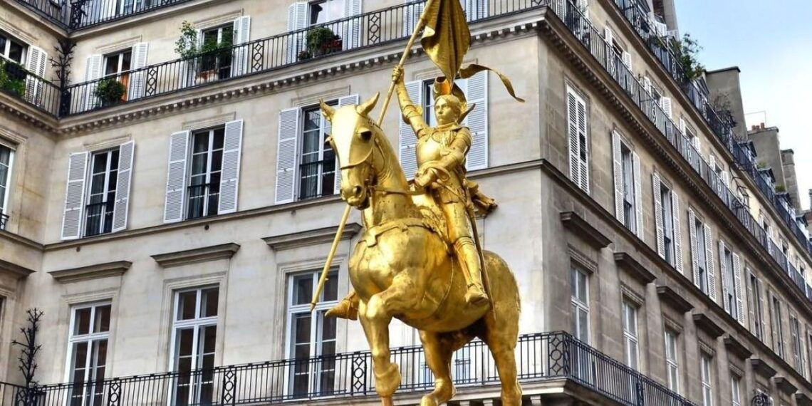 Paryžiuje skandalas: sulaikytas vyras, nuplėšęs legendinį Jeanos d’Ark kardą nuo paminklo