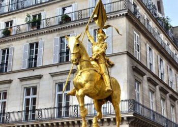 Paryžiuje skandalas: sulaikytas vyras, nuplėšęs legendinį Jeanos d’Ark kardą nuo paminklo