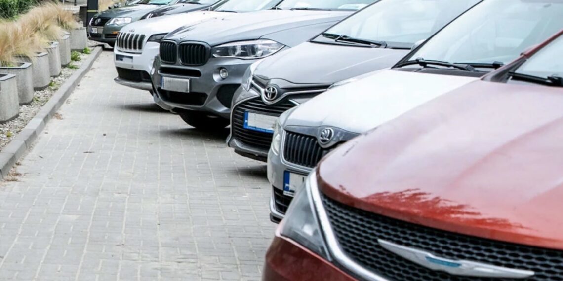 Paryžius naikina tūkstančius vietų vairuotojams: netikėti ribojimai šokiruoja