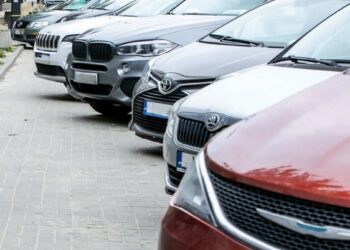 Paryžius naikina tūkstančius vietų vairuotojams: netikėti ribojimai šokiruoja