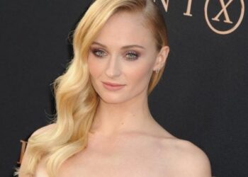 Pasirodė pirmoji Sofi Turner kaip legendinė Lara Kroft nuotrauka: gerbėjai pašėlo internete