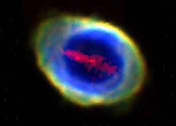 Mokslininkus nustebino neįprastas reiškinys Žiedo ūke: aptiktas įkaitęs metalinis objektas