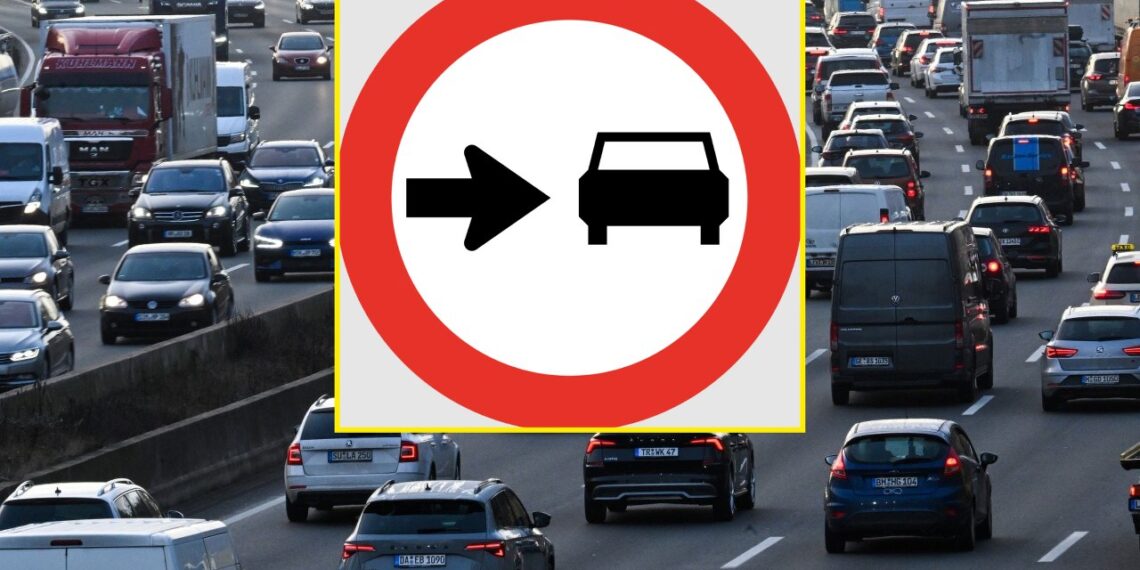 Paslaptinga juoda strėlytė į automobilį: ženklas kelyje, kurio prasmės dauguma nė neįtaria