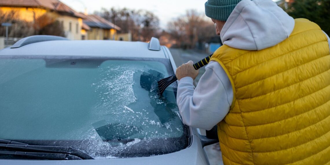 Patyrę vairuotojai atskleidė triuką: ledas nuo priekinio stiklo dingsta per kelias sekundes