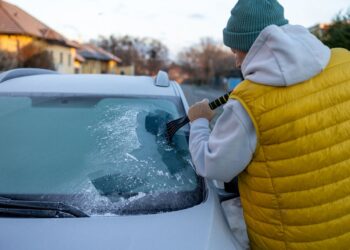 Patyrę vairuotojai atskleidė triuką: ledas nuo priekinio stiklo dingsta per kelias sekundes