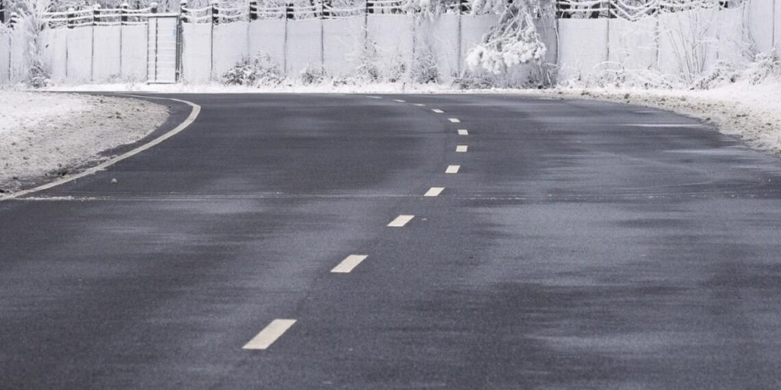 Pavojus žiemą, kurio nematai: juodasis ledas keliuose kasmet pražudo ir sužaloja tūkstančius