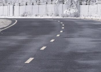 Pavojus žiemą, kurio nematai: juodasis ledas keliuose kasmet pražudo ir sužaloja tūkstančius