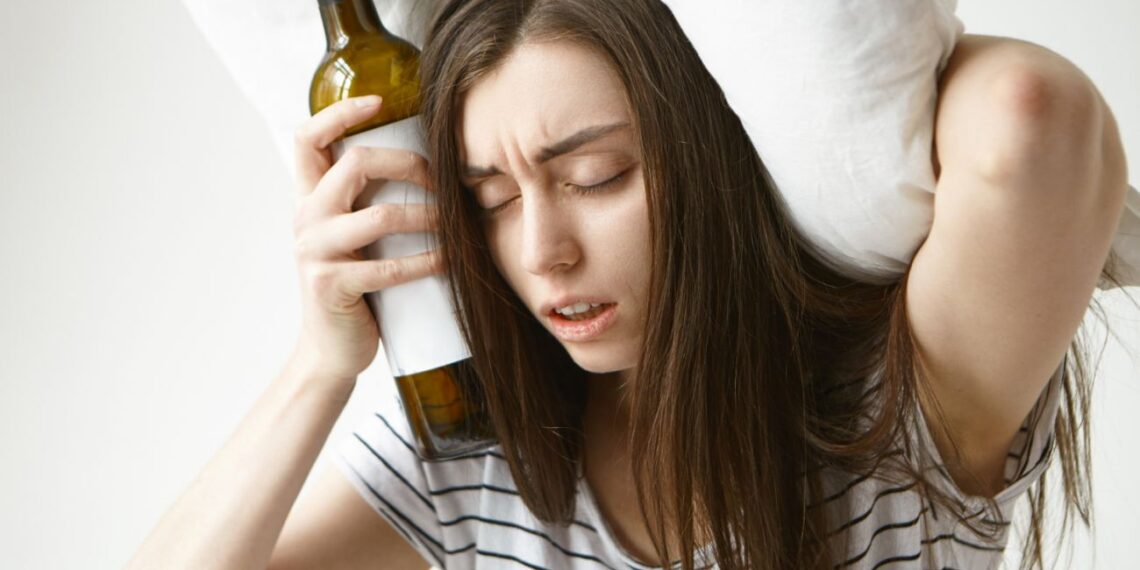 Persigėrei per Naujuosius ir skauda galvą? Gydytojai paaiškino, ko niekada nedaryti ryte po to