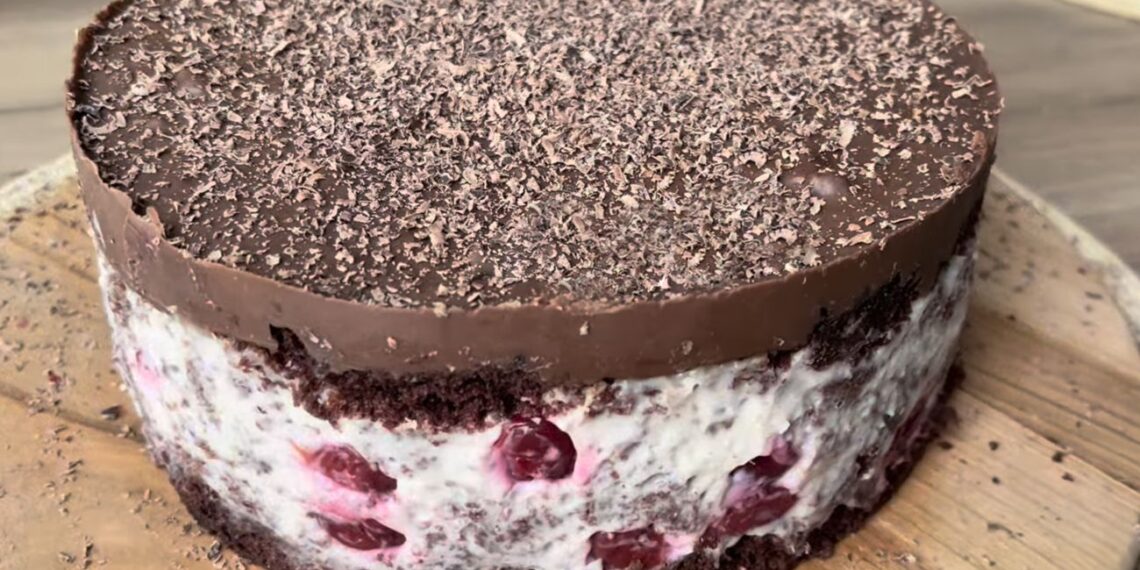 Pigi, bet nuodėmingai skani „Girtų vyšnių“ torto versija: taip pasigaminsite namuose ir sutaupysite