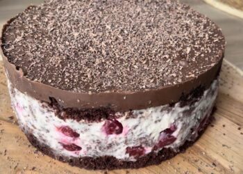 Pigi, bet nuodėmingai skani „Girtų vyšnių“ torto versija: taip pasigaminsite namuose ir sutaupysite