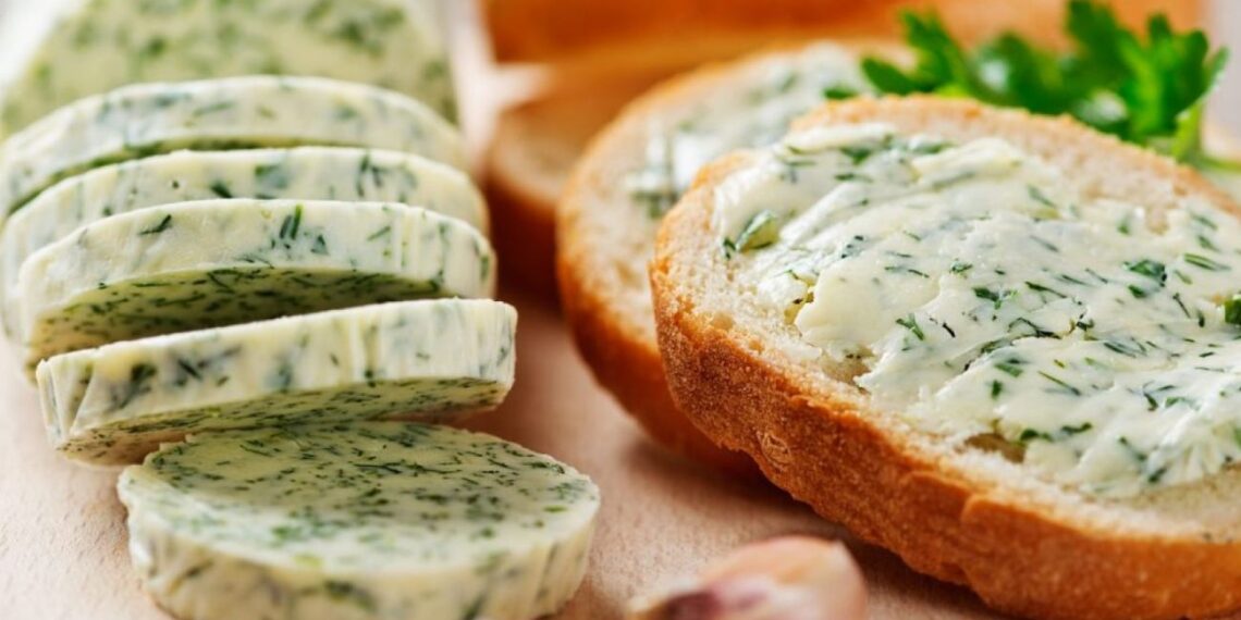 Pigiau nei už batoną: česnakinis sviestas, nuo kurio nebeatsitrauksite po pirmo kąsnio
