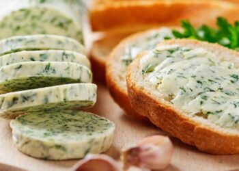 Pigiau nei už batoną: česnakinis sviestas, nuo kurio nebeatsitrauksite po pirmo kąsnio