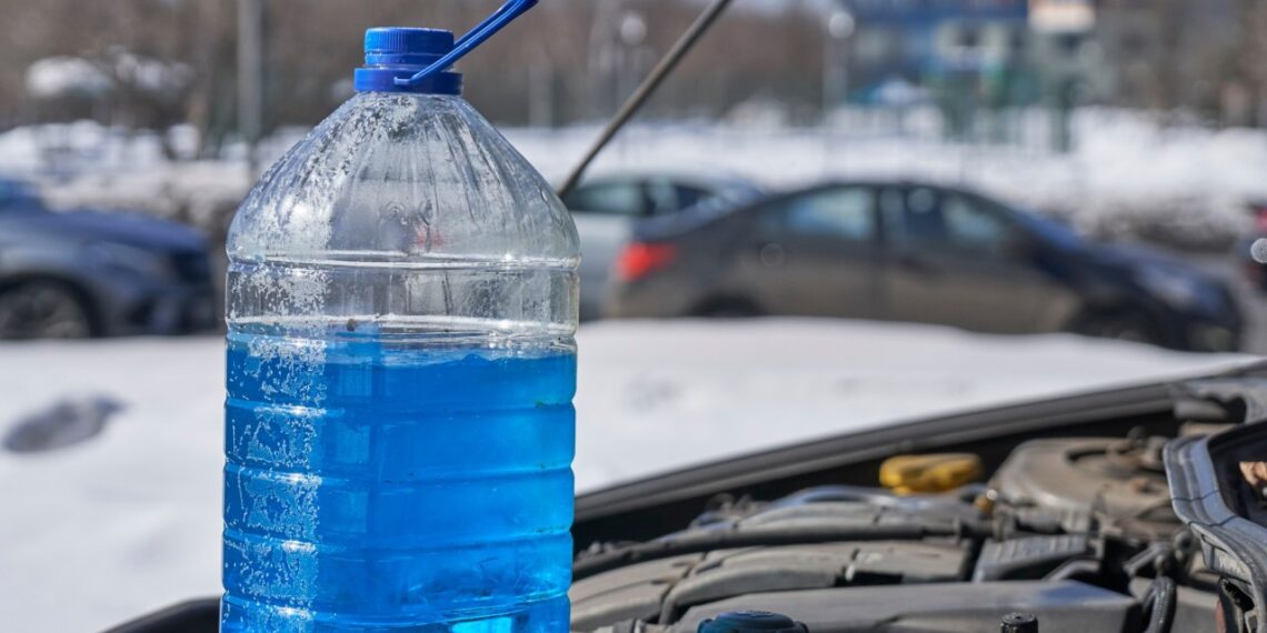 Pilotas atskleidė: praskiedei langų ploviklį vandeniu? Štai kiek tau kainuos ši žiemos klaida