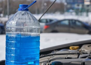 Pilotas atskleidė: praskiedei langų ploviklį vandeniu? Štai kiek tau kainuos ši žiemos klaida