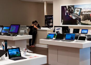 Pirkėjai panikoje šluoja elektronikos parduotuves: kas laukia kainų 2026-aisiais?