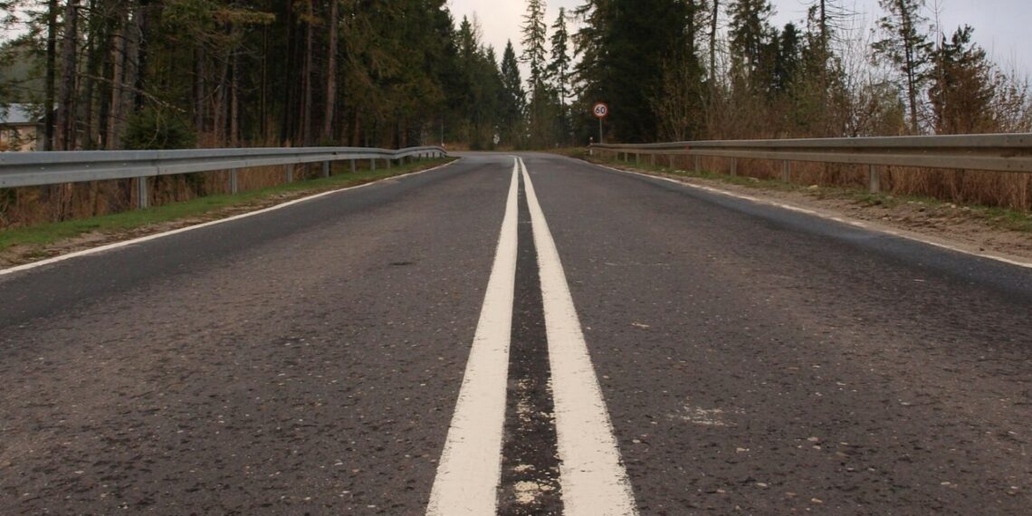 Policja potwierdza: na podwójnej ciągłej wolno wyprzedzać? Kierowcy przecierają oczy