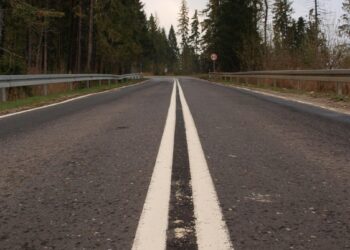 Policja potwierdza: na podwójnej ciągłej wolno wyprzedzać? Kierowcy przecierają oczy