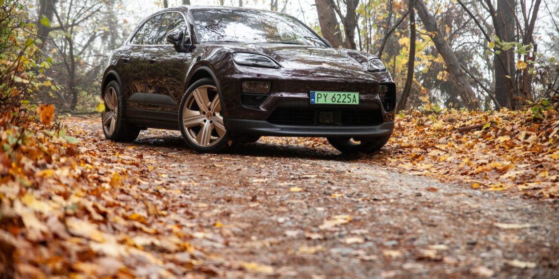 Porsche pripažįsta fiasko: vien elektra varomas Macan kerta per pelną, planai griūva