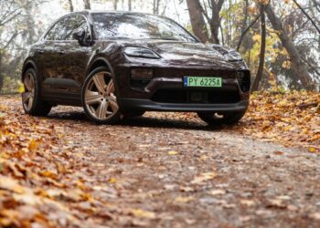 Porsche pripažįsta fiasko: vien elektra varomas Macan kerta per pelną, planai griūva