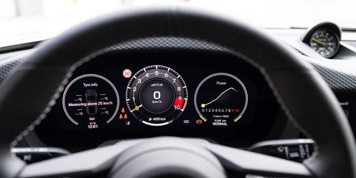 Porsche žengia žaidimų keliu: naujas patentas leis vairuotojams važiuoti kaip „Gran Turismo“