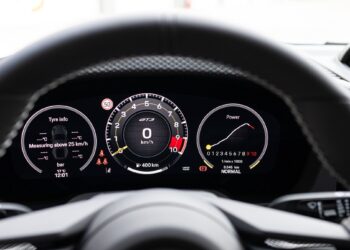 Porsche žengia žaidimų keliu: naujas patentas leis vairuotojams važiuoti kaip „Gran Turismo“