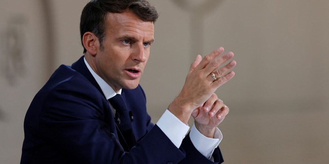 Prancūzija smogia vaikų telefonams: iki 15 metų socialiniai tinklai bus uždrausti visai